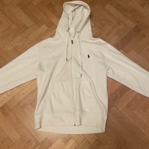 Vit hoodie från Ralph Lauren - En vit zip up i perfekt skick då den inte används🥰