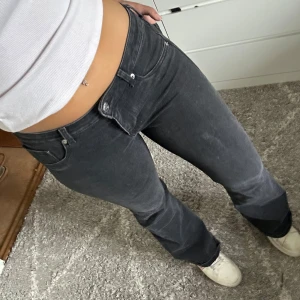 Svarta lågmidjade bootcut jeans - Snygga svarta bootcut jeans med låg midja. De har en klassisk femficksdesign och stängs med dragkedja och knapp. Perfekta för en avslappnad stil. För referens är jag ca 164 cm lång💗