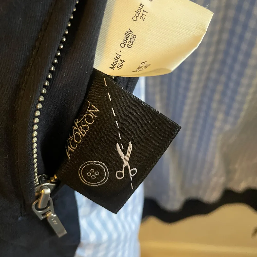 Snygg mörkblå jacka från Oscar Jacobson med dragkedja och broderad logga. Jackan har en stilren design med långa ärmar och ribbade detaljer vid ärmslut och nederkant. Perfekt för en stilren look.. Takit.