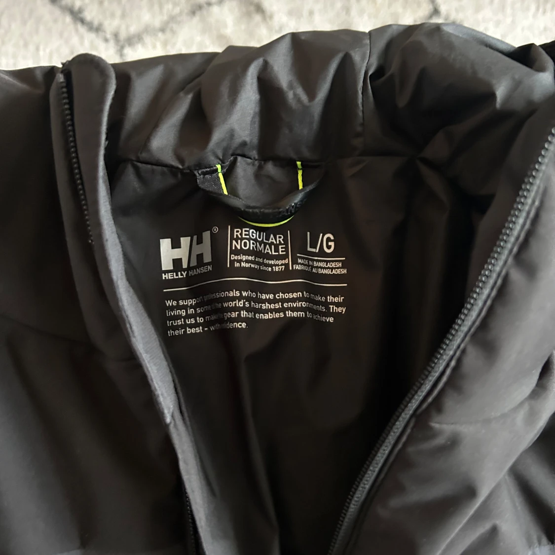 Svart pufferjacka från Helly Hansen - 2