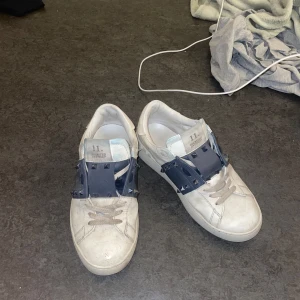 Vita valentino skor med blåa detaljer  - Använda sedan vintras går attt tvätta dom så dom ser bättre och nyare ut