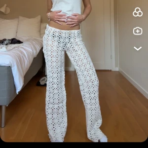 Lågmidjade spetsbyxor  - Jättefina virkade byxor i vitt, så bra på sommaren och bara använda en gång 💗