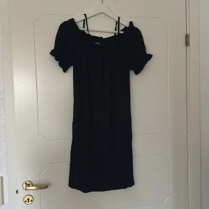 Klänning - Off-shoulder klänning. Använd men i fint skick!