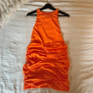 Orange ribbad klänning - Snygg orange klänning med ribbad textur. 