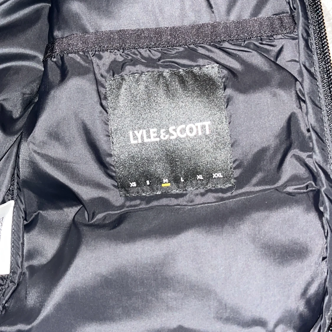 Svart dunväst från Lyle & Scott - 1