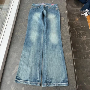Bootcut ljusblå jeans  - Snygga jeans. Inerbenslängd- 84 midjehöjd- 17 cm midje mått rakt över- 34