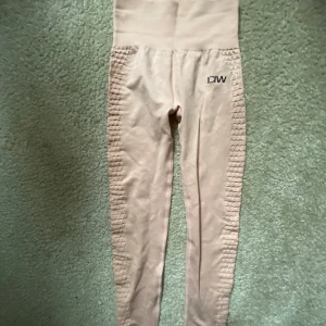 Ljusrosa tights från ICIW  - Superfina träningsbyxor från ICIW som inte kommer till användning. De har mönstrade detaljer på sidorna 💕💕 Nästan aldrig använda💕