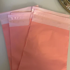 Rosa postpåsar ”mailingbags” 8st - Rosa postpåsar. Ganska tunna men tåler mycket. 8st