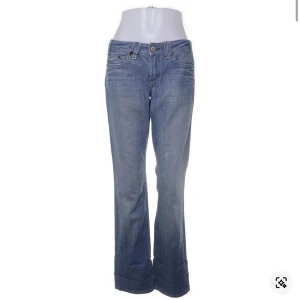 Blå jeans från Yanuk - Snygga blå jeans från Yanuk med bootcut-stil. De har en klassisk femficksdesign och en knappgylf. Perfekta för en avslappnad look. De köptes för 375, säljer om pga att den inte passade mig. Skulle säga att den är mer en storlek 29🥰