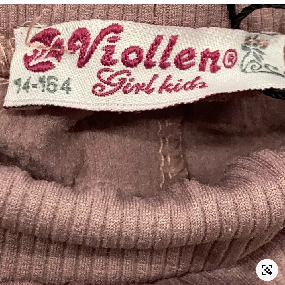Snygga rosa byxor från Viollen med en ribbad struktur. Byxorna har en bootcut-stil som ger en trendig look. Perfekta för att lägga till lite färg i garderoben. De passar nog någon i längden 160. Tyvärr för korta för mig🥰. Farkut & Housut.