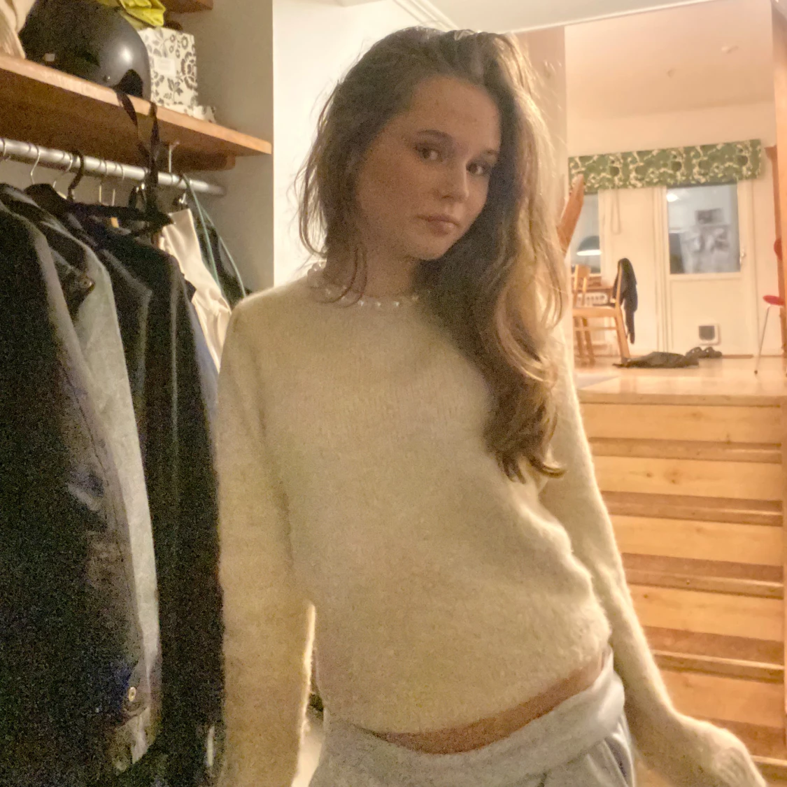 Beige stickad tröja med pärldetaljer och öppen rygg - 1