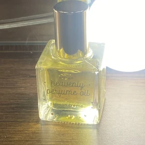 Heavenly Perfume Oil - Lemon Creme - 🚨SKRIV INNAN DU KÖPER, är bortrest 9-16mars och kommer ej kunna skicka något🚨Säljer en lyxig parfymolja med doften Lemon Creme. Inköpt från USA för 83kr. Använd 1 gång, och lukten passade inte mig. Perfekt för den som älskar fräscha och söta citrusdofter. 
