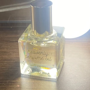 Heavenly Perfume Oil - Soft Vanilla - 🚨SKRIV INNAN DU KÖPER, är bortrest 9-16mars och kommer ej kunna skicka något🚨Säljer parfym olja i 10ml. Inköpt i USA för 83kr. Använt 1 gång och doften passade inte mig:( ”Smells like soft, sweet&warm vanilla and musk”