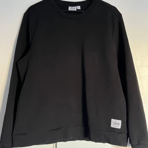 Svart tröja från Andy by Frank Dandy - Säljer en stilren svart tröja från Andy by Frank Dandy. Köpt uppe i Sälen, använd en gång.
