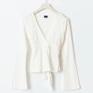 Vit omlott topp  - Super söt vit omlott topp i storlek S ifrån Gina tricot❣️orginalpris: 300 kr men säljer för 160 kr 💕använd ett få tal gånger därav i väldigt bra skick utan defekter💕sista bilden är lånad men ifall ni vill ha egna bilder eller har frågor så är det bara att höra av sig❤️ 