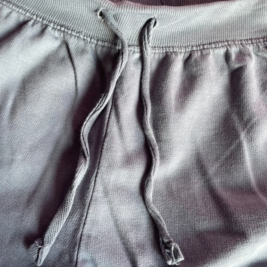 Grå mjukisbyxor med snörning - 3