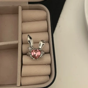 Ring med kaninmotiv och rosa hjärta - Så fin Ring💖💖 Klicka på ”köp nu” 
