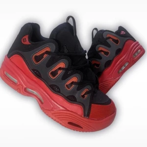 Osiris d3 2001 - Snygga sneakers från Osiris i svart och rött med coola detaljer. Skorna har en robust design med snörning och en tjock sula som ger bra dämpning. Perfekta för en streetwear-look. 28,5cm sula