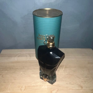 Le beau le parfum sample - En riktigt fin sommardoft från Jean Paul Gaultier. Pris | 1 ml 50 kr || 3 ml 100 kr || 5 ml 180 kr                         Hör av er vid intresse