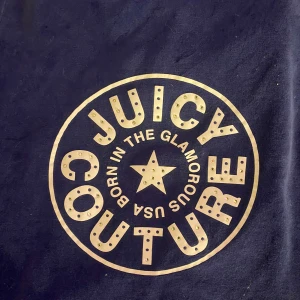 Mörkblå hoodie från Juicy Couture - Super fin kofta från Juicy Couture, jättebra skick förutom en fläck på framsidan och några gems har ramlat av på ryggen, pris kan diskuteras💞