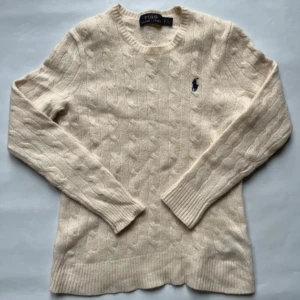 Beige stickad tröja från Polo Ralph Lauren - Säljer en stilren beige stickad tröja från Polo Ralph Lauren. Helt ny men saknar prislapp