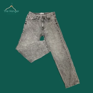 Grå jeansbyxor från Bershka - Snygga grå jeansbyxor från Bershka i en 90s wide stil. De är i bra skick och väldigt sköna, perfekta om du vill ha ett par riktigt sköna baggy jeans.