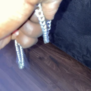 Silverfärgat halsband med länkar - Snyggt silverfärgat halsband med stora länkar. Perfekt för att ge en stilren touch till din outfit. Lätt att matcha med andra smycken.