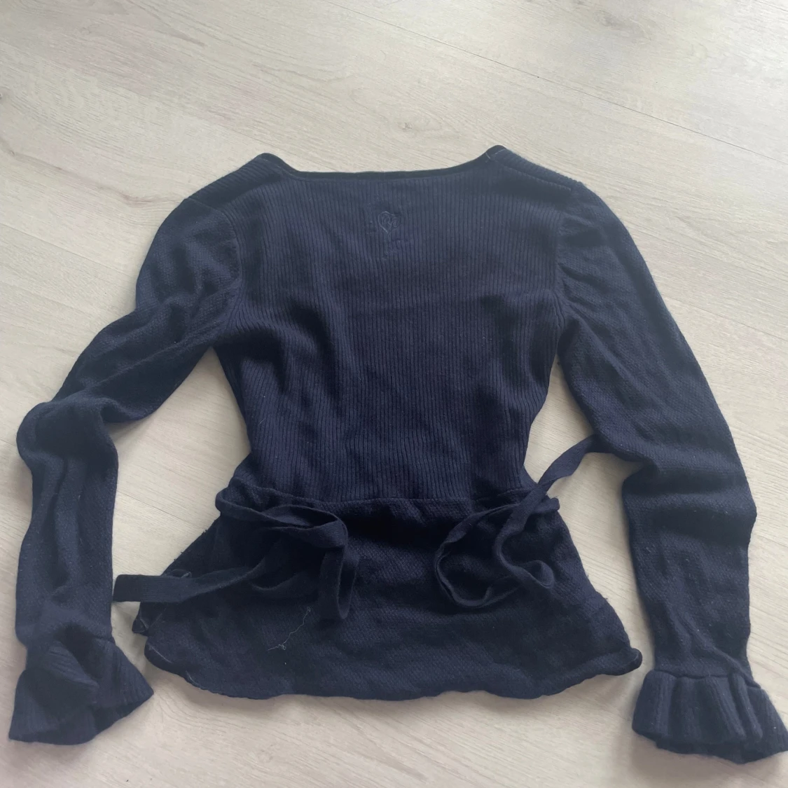 Mörkblå ribbad topp med knytband - 2