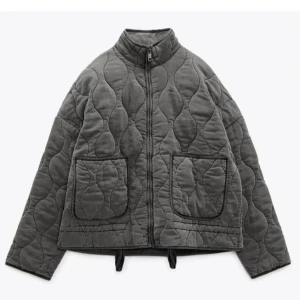 Quiltad och vadderad jacka zara INTRESSEKOLL  - Säljer eventuellt denna populära och knappt använda jacka från Zara! Hör av er om ni är intresserade💛💛