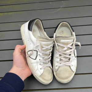 Philippe model - Säljer dessa sjukt feta philippe models! Size 40 fits 41! Skick 7/10! Box ingår! Hör av dig vid frågor eller funderingar 🤩priset är fast.