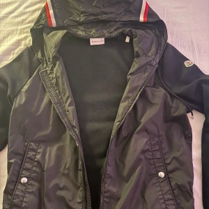 Moncler cardigan - Säljer nu min svarta moncler cardigan i storlek L men den sitter som M. Den är i mycket bra skick och perfekt nu inför våren. Den har inga defekter eller andra skador. Tveka inte på att höra av dig vid frågor eller funderingar, pris kan även diskuteras. Är även öppen för byten.