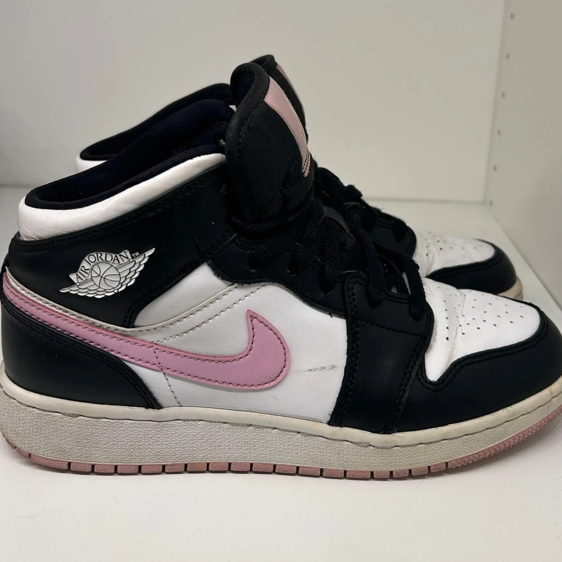 Air Jordan med rosa detaljer
