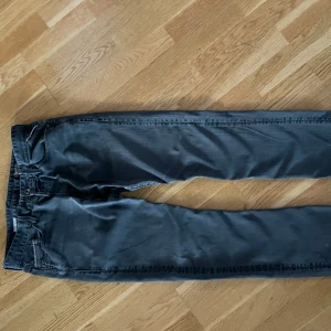 Replay jeans - Snygga grå jeans från Replay med klassisk femficksdesign och knappgylf. De har en stilren look med diskreta sömmar och en bekväm passform. Perfekta för en avslappnad stil.