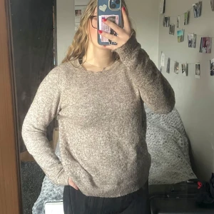 Beige stickad tröja - Mysig beige stickad tröja med rund halsringning och långa ärmar. Perfekt för kyligare dagar och enkel att matcha med olika outfits. Har tecken på användning!