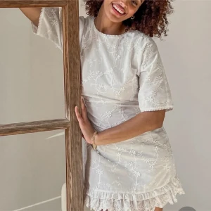 Vit blommig klänning - SÖKER STORLEK 36/38