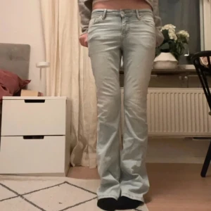 Bootcut jeans - Säljer nu dessa ljusblå Bootcut jeansen som endast är använda 1 gång och testade en gång. Super fint skick. Säljes inte längre och köptes för 500. Har en liten gul fläck vid jackfickorna men går bort i tvätten Pris kan diskuteras!!💕💕strl S!