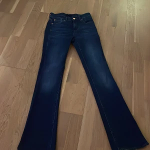 7 for all mankind jeans - Super snygga 7 for all man kind jenas i storlek 26.  Nypriset på dem är 2549 kr.  Mid rise men sitter rätt så lågt. Använt enstaka gånger eftersom jag ofta köper saker utan att tänka. Annars jätte fina, bar kvalitet och helt nya. O bli vill ha bild på är det bara att fråga🤗💗