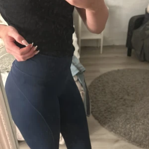 Mörkblå leggings från Better Bodies - Snygga mörkblå leggings från Better Bodies med hög midja. Perfekta för träning med en tight passform och diskret mönster. Tillverkade i ett stretchigt material för maximal komfort.