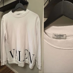 Valentino tröja  - En valentino tröja som jag gick i julklapp. Den passar mig bra och jag är 183. Den är använd men i bra skick. Skriv om du har någon fråga eller fundering💫