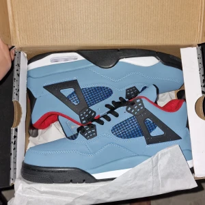 Nike Air Jordans i blått och rött - Snygga Nike Air Jordans i en cool blå färg med röda och svarta detaljer. Skorna har en klassisk design med snörning och en bekväm passform. Perfekta för dig som vill ha en stilren look med en sportig touch.