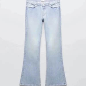 Ljusblå bootcut jeans - Snygga ljusblå bootcut jeans med klassisk femficksdesign. De har en lågmidjad passform och är perfekta för en avslappnad stil. Jeansen är tillverkade i ett bekvämt denimtyg som ger en skön känsla hela dagen. Jeansen har slitningar längst ner.