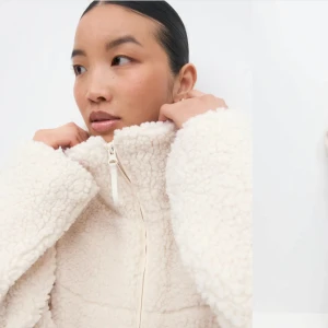 Beige teddyjacka med dragkedja - Mysig beige teddyjacka med dragkedja framtill. Slusåld och tänkte kolla om någon ville köpa innan jag lämnar tillbaka!! ❤️