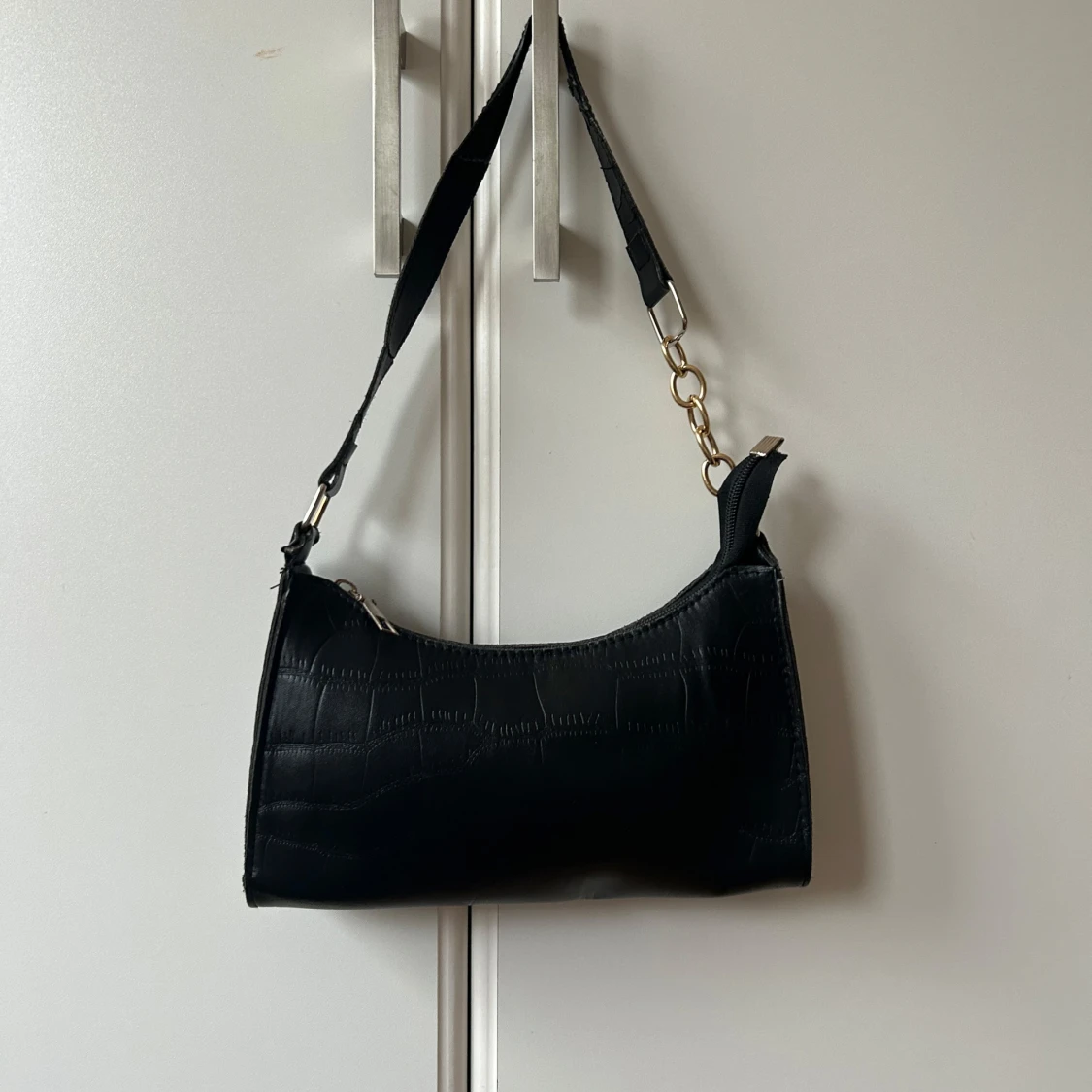 Svart axelväska med krokodilmönster - 1