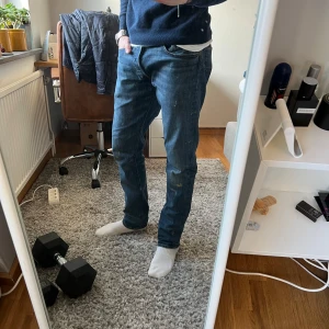 Blå jeans från Polo Ralph Lauren - Snygga blå jeans från Polo Ralph Lauren i modellen Sullivan Slim. De är väldigt unika pga färgstänket över byxorna som gör dem riktigt snygga. Materialet är riktigt schysst och har redan fått lite schyssta fades som bara blir mer och mer🤩. Riktigt bra skick! Hör av vid frågor eller prisförslag. Nypris runt 2500kr