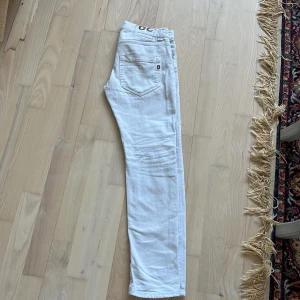 Dondup - Tja säljer ett par Byxor från dondup, riktigt feta! Riktigt bra pris! 🏆 storlek 29!