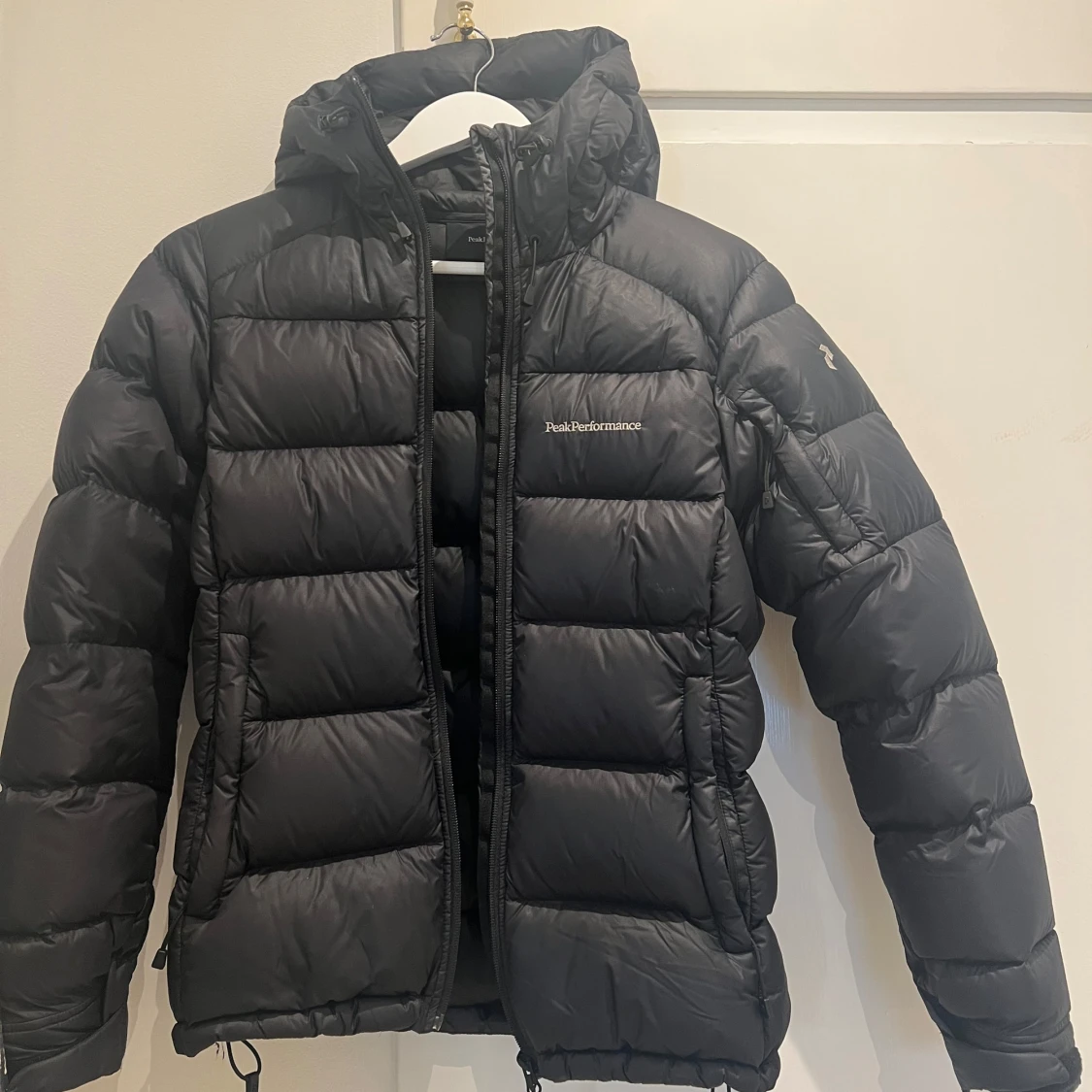 Svart dunjacka från Peak Performance