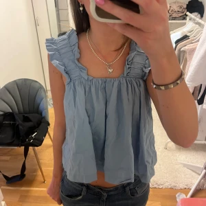 topp - Jätte fin blå sommartopp! Säljer då den är lite liten 