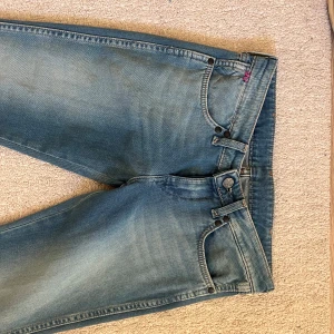 Lågmidjade bootcut jeans - Säljer dessa jätte fina jeans på grund av att dom är försmå💗 Annars är dom som nya!!