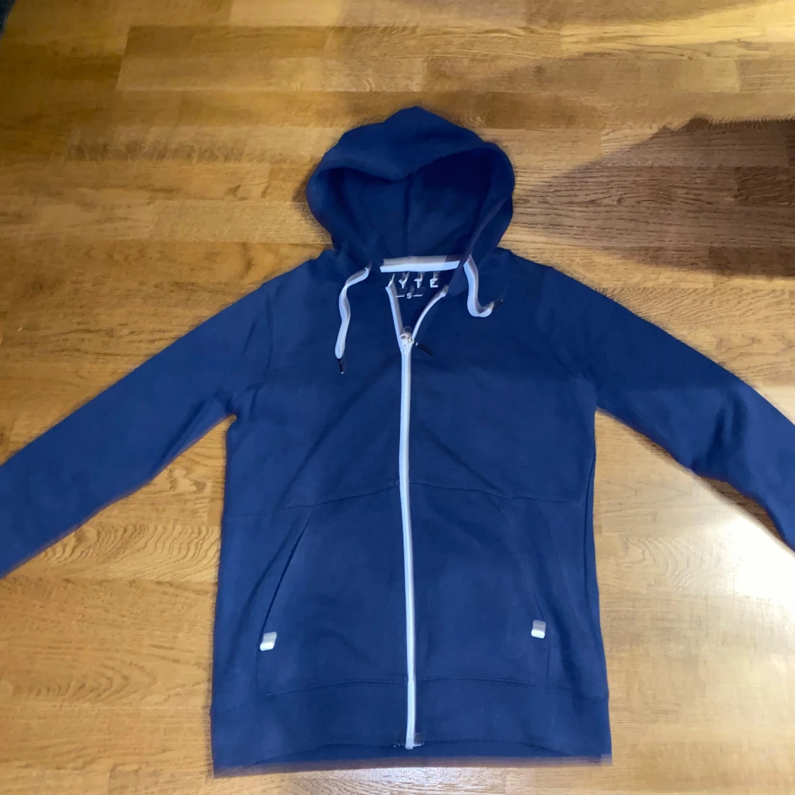 Blå hoodie från Wyte