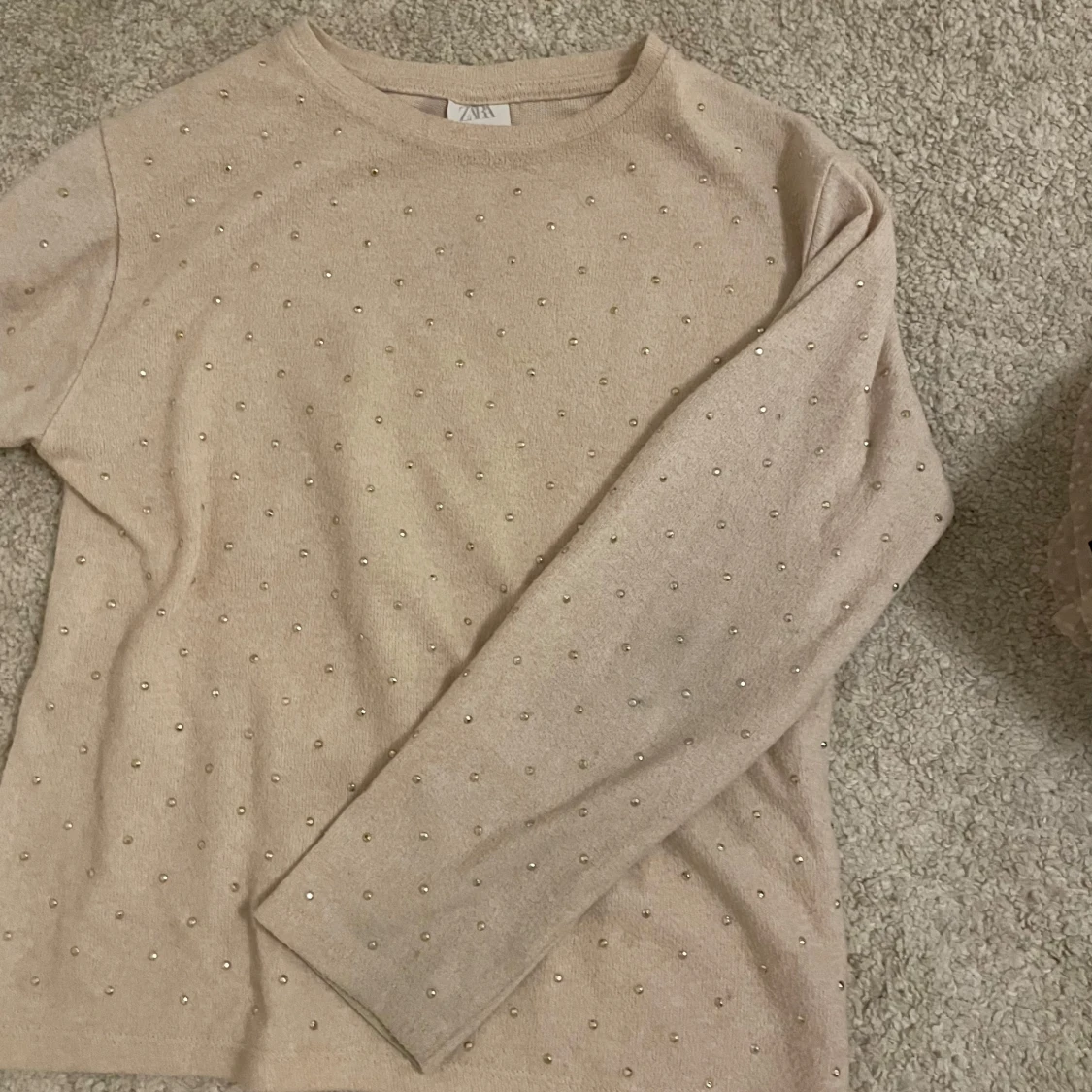 Tröja med ”nitar”